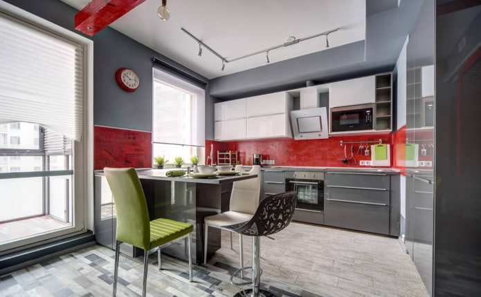 cucina nei toni del grigio con accenti luminosi