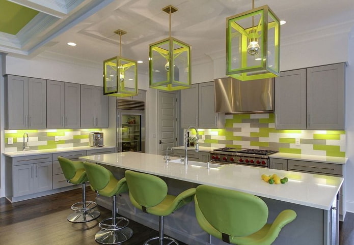 cucina nei toni del grigio con accenti luminosi