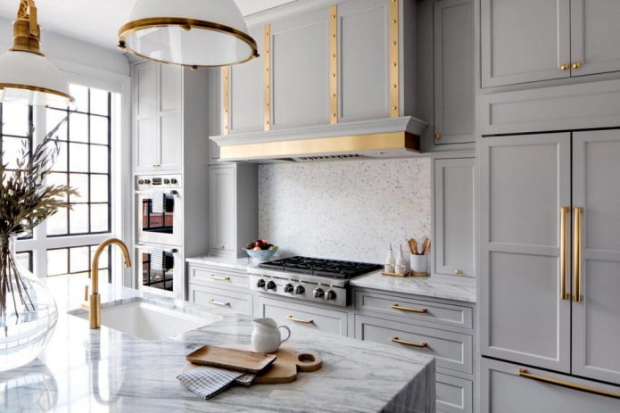 cucina nei toni del grigio con accenti luminosi