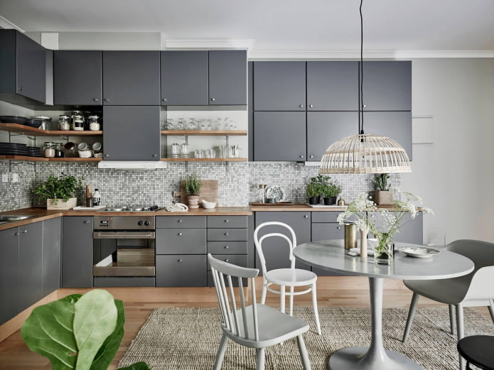 mobili ed elettrodomestici nell'arredamento della cucina nei toni del grigio