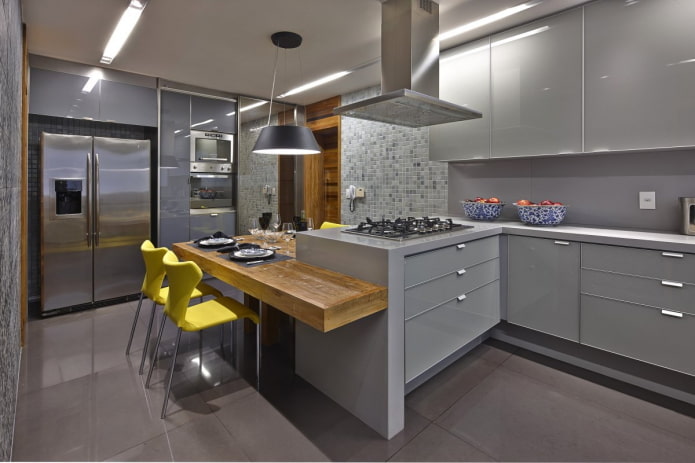 mobili ed elettrodomestici nell'interno della cucina nei toni del grigio