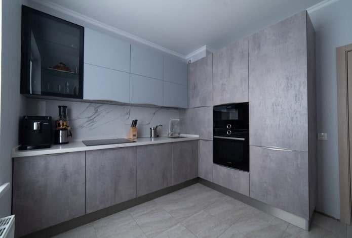 finiture per l'interno della cucina nei toni del grigio