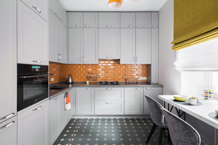 decorazione degli interni della cucina nei toni del grigio