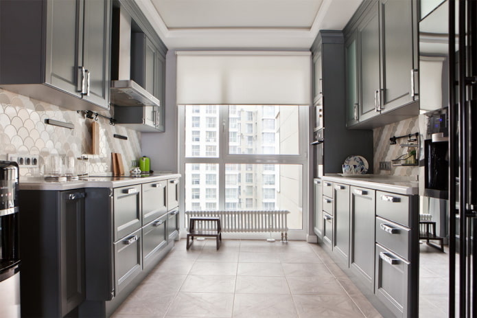 tende all'interno della cucina nei toni del grigio