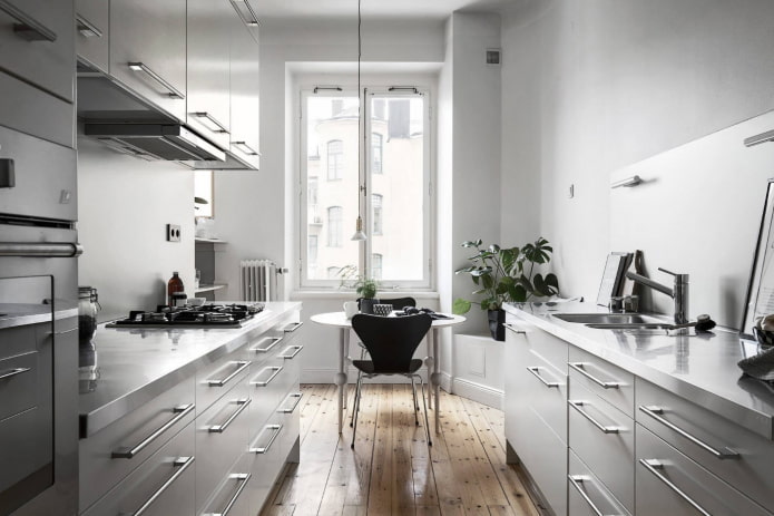 interno della cucina nei toni del grigio chiaro