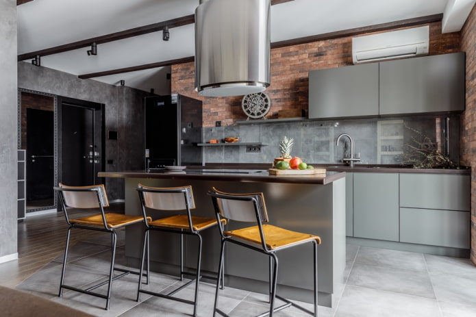 decorazione degli interni della cucina nei toni del grigio