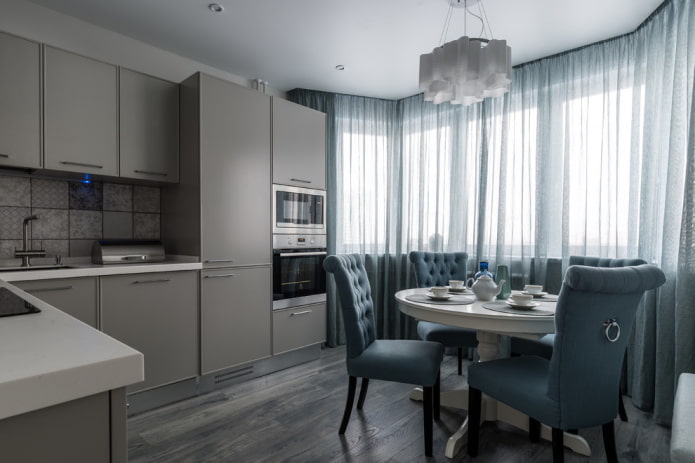tende all'interno della cucina nei toni del grigio