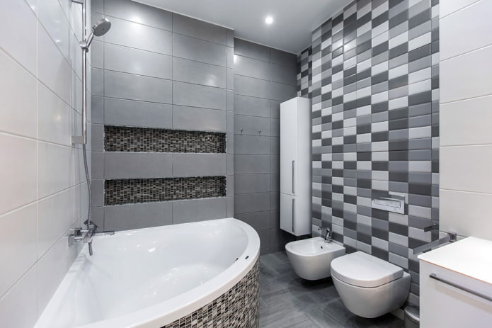 interno del bagno nei toni del bianco e del grigio