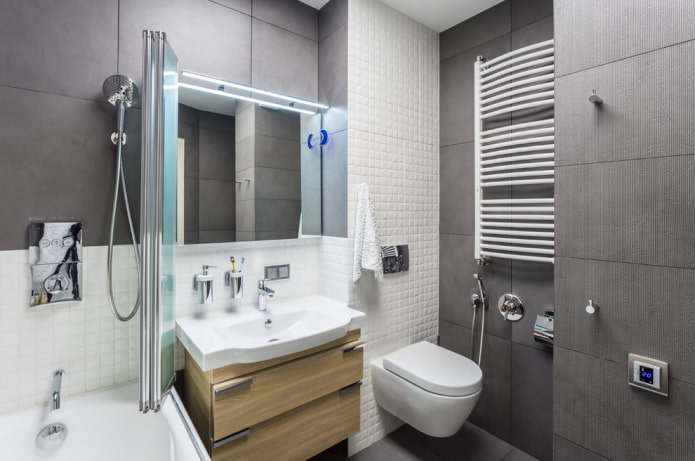 interno del bagno nei toni del bianco e del grigio