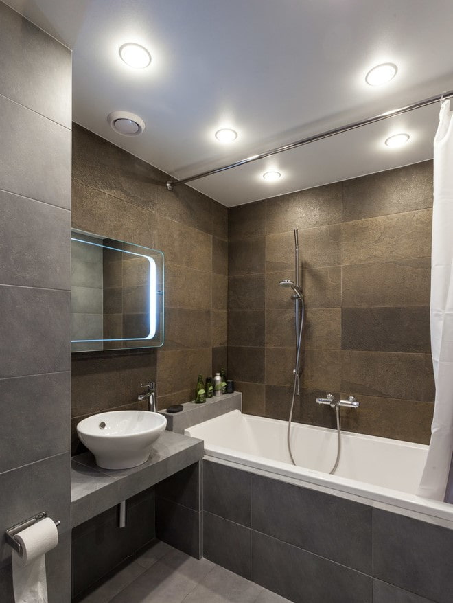 interno del bagno nei toni del grigio-marrone