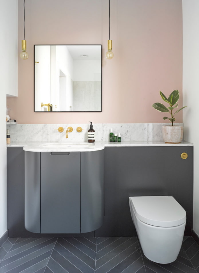 interno del bagno nei toni del grigio e del rosa