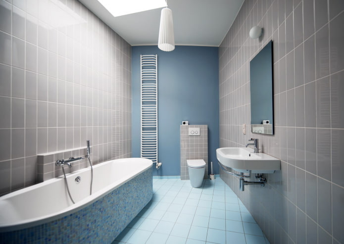 interno del bagno nei toni del grigio e del blu