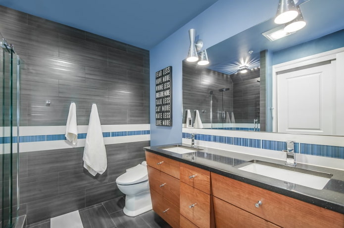 interno del bagno nei toni del grigio e del blu