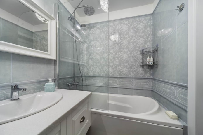 design di un piccolo bagno nei toni del grigio