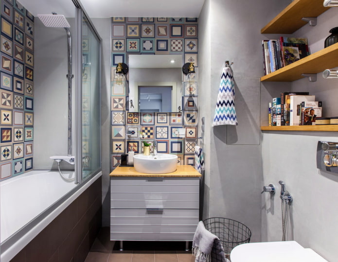 design di un piccolo bagno nei toni del grigio