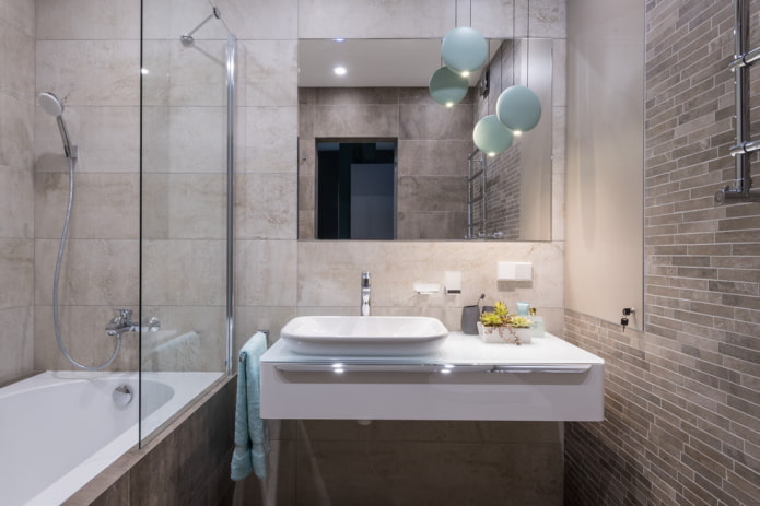 design di un piccolo bagno nei toni del grigio