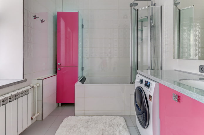 design del bagno con ante dei mobili rosa