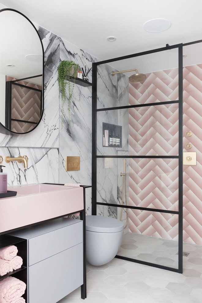 Interno del bagno grigio e rosa