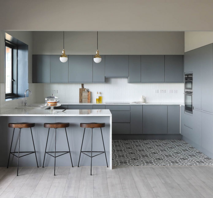 mobili grigi lucidi in una cucina bianca con pavimento a mosaico