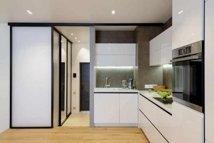 piccola cucina con pareti grigie, pavimento in legno chiaro e mobili bianchi