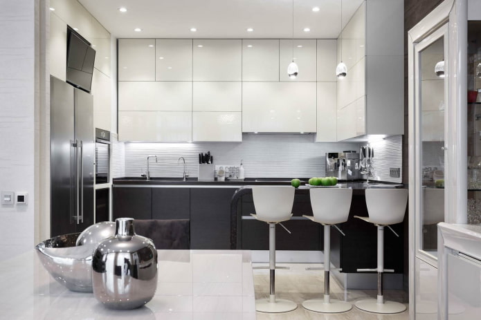 cucina high-tech con mobili bianchi e mobili grigi