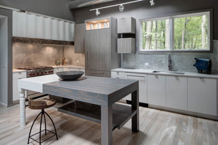 cucina in stile industriale con mobili grigi e mobili bianchi