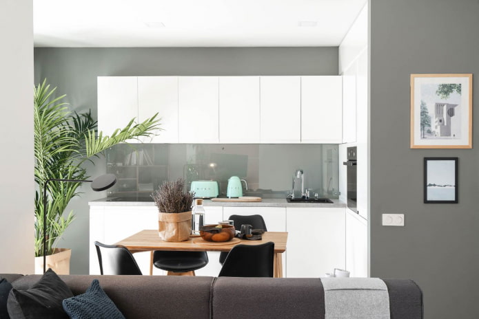 cucina con pareti grigio-verdi e mobili lucidi bianco neve