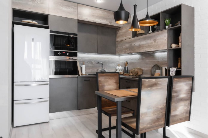legno di diverse tonalità all'interno di una cucina grigia e bianca