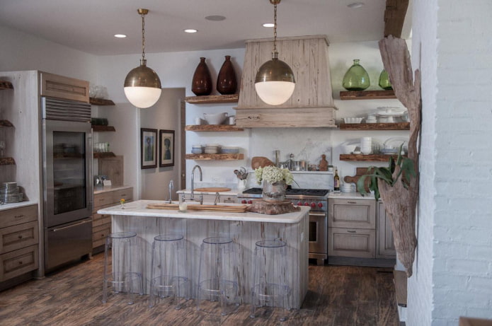 Cucina in stile provenzale nei toni del grigio e del bianco con elementi in legno naturale