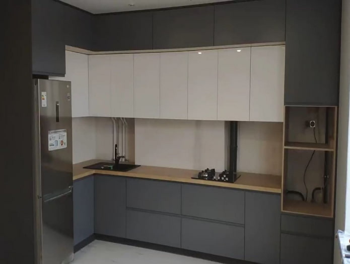 pavimento in legno chiaro in una cucina grigia e bianca