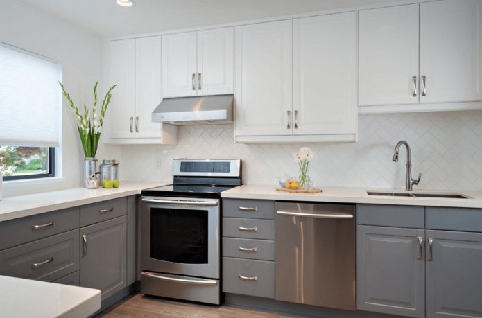 set da cucina bianco e grigio