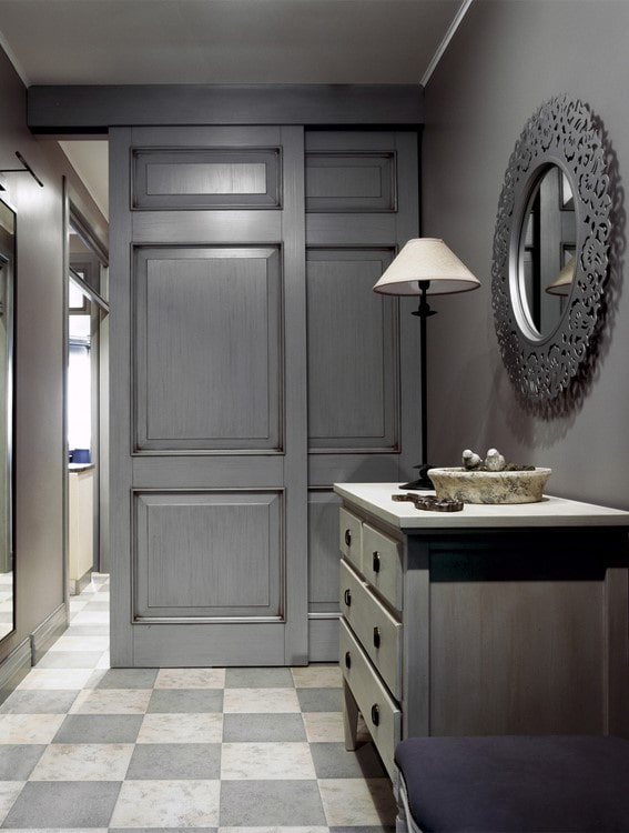 porte scorrevoli grigie all'interno