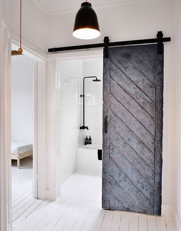porte grigie sospese all'interno