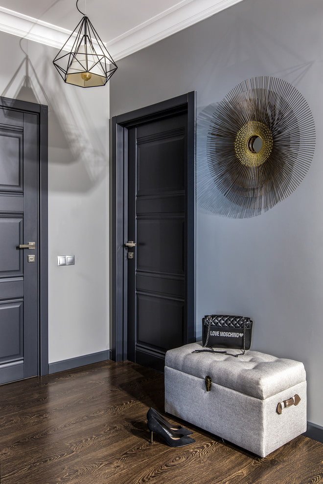 porte grigio scuro all'interno