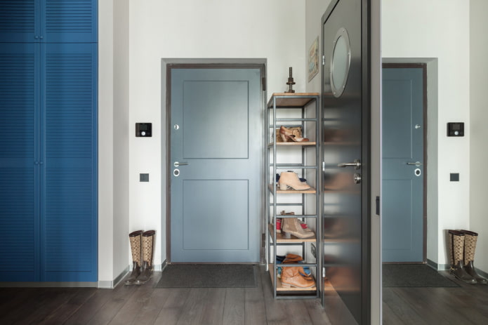 porta grigio-blu in corridoio