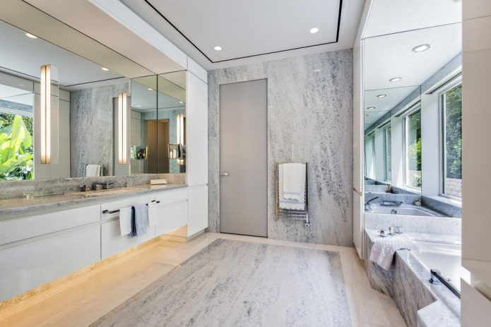 porta grigia opaca nell'interno del bagno