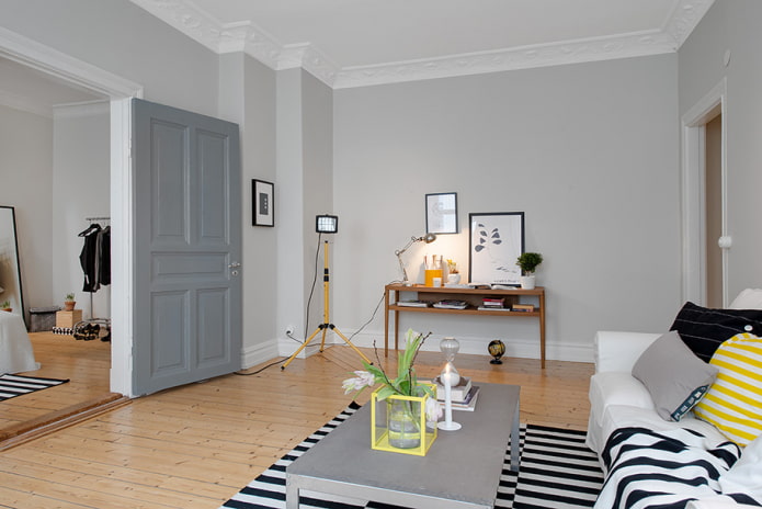 porta grigia in stile scandinavo