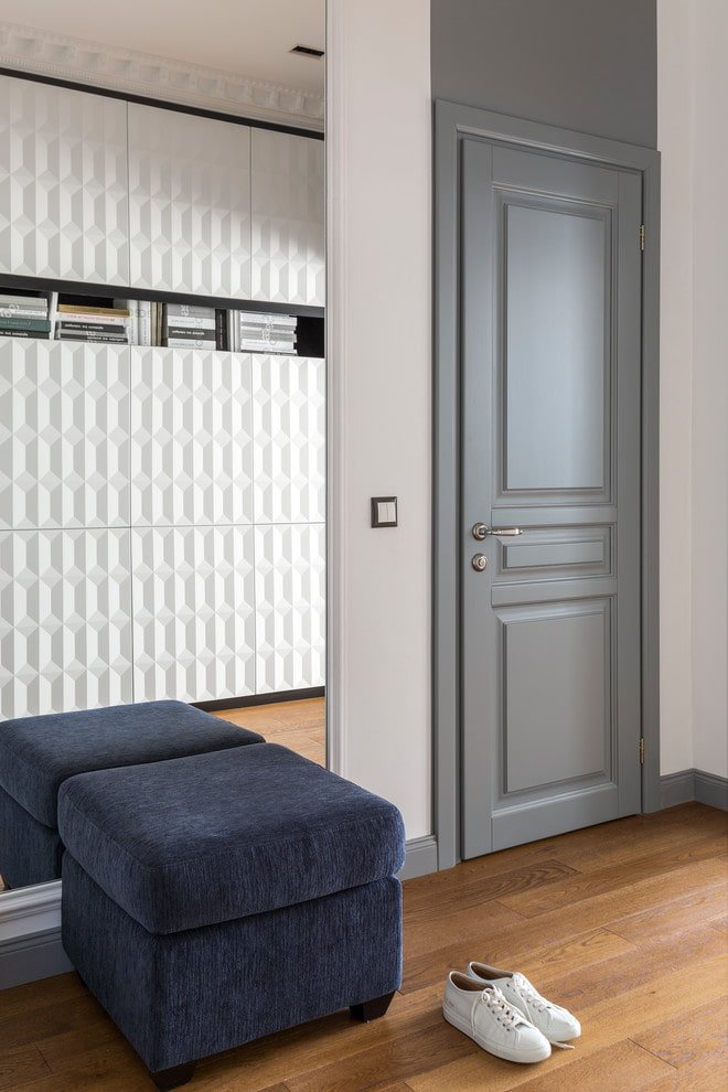 porta grigia in stile moderno