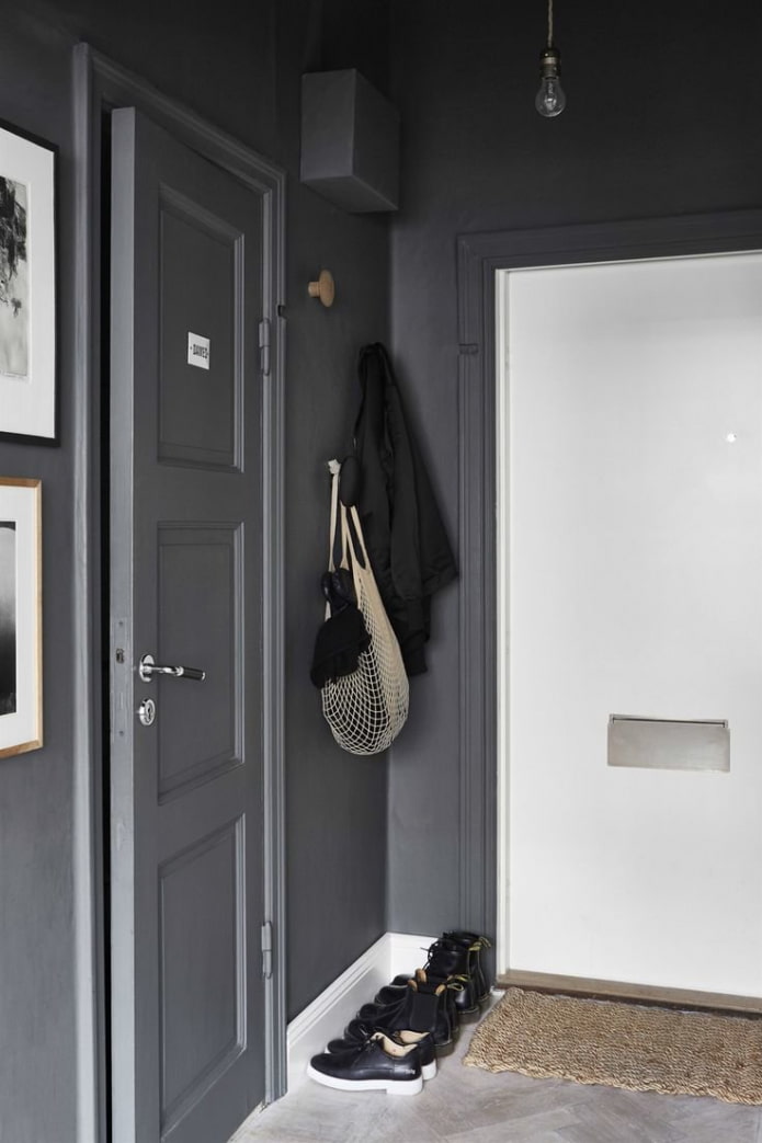 porta in legno grigio all'interno