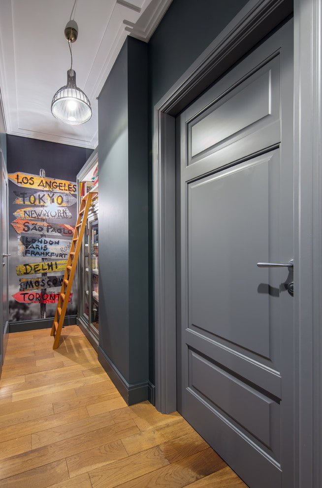 porta in MDF grigio all'interno