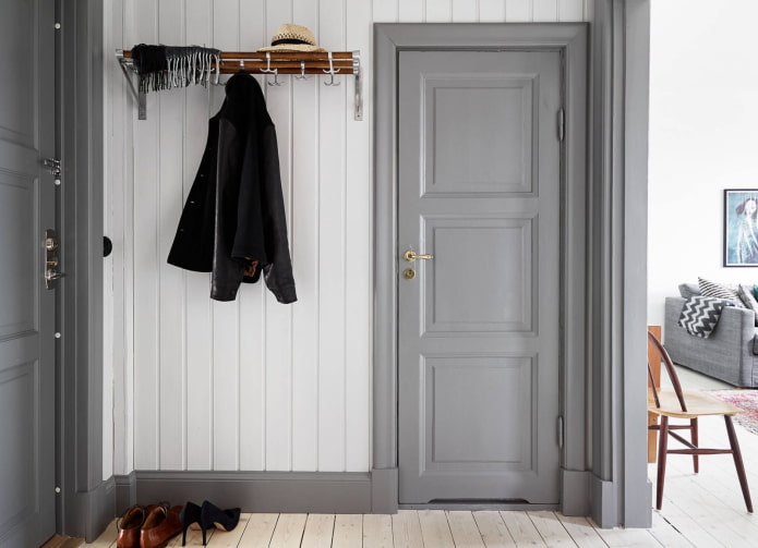 porte grigie con zoccolo all'interno