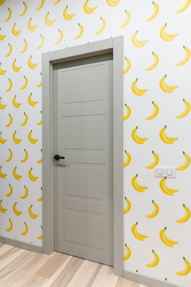 porta grigio chiaro all'interno