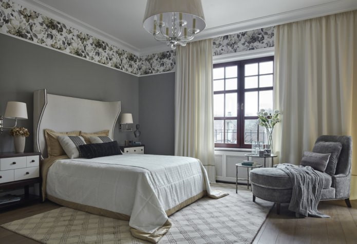 interno della camera da letto con pareti semplici e bordatura con carta da parati floreale