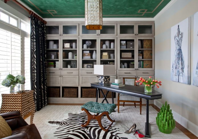 soffitto verde e pareti grigie