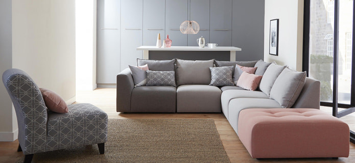 divano con inserti rosa