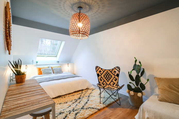 struttura del soffitto grigio con un lampadario
