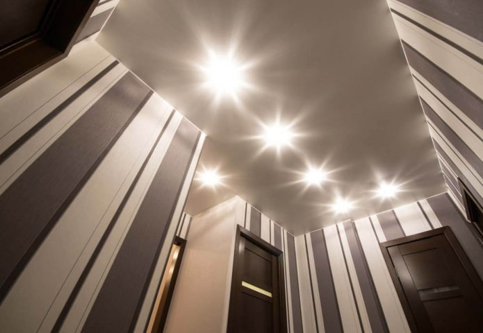 soffitto teso grigio nel corridoio