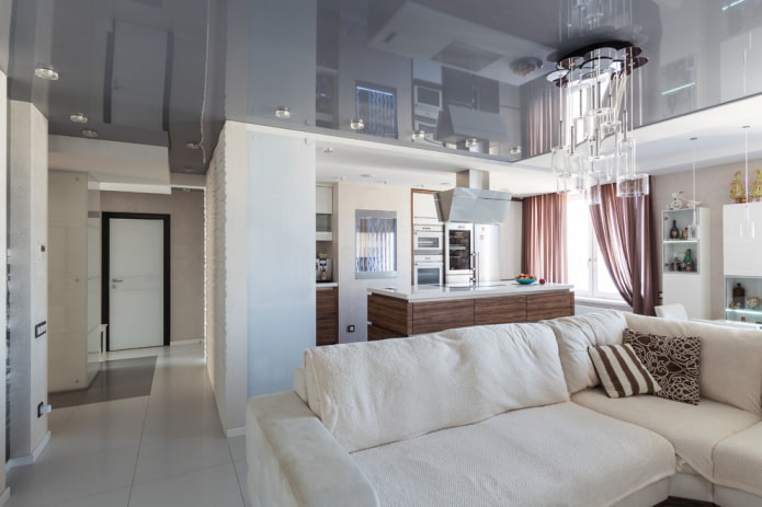 soffitto teso grigio nel soggiorno