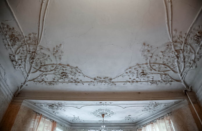 soffitto grigio con stucco