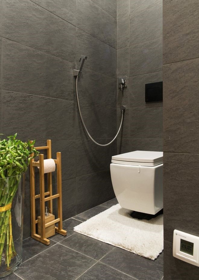 interno del bagno nei toni del grigio